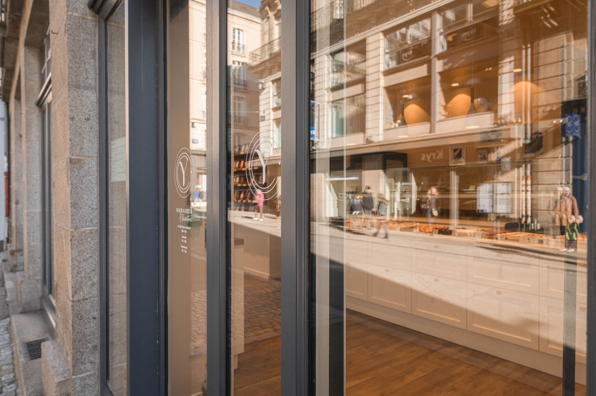 detail-menuiserie-bois-devanture-chocolatier-yvan-chevalier