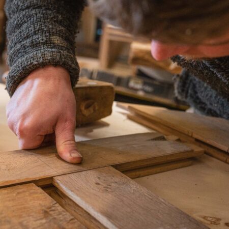 detail-geste-restauration-parquet-atelier-drouin-gandon detail-geste-restauration-parquet-atelier-drouin-gandon