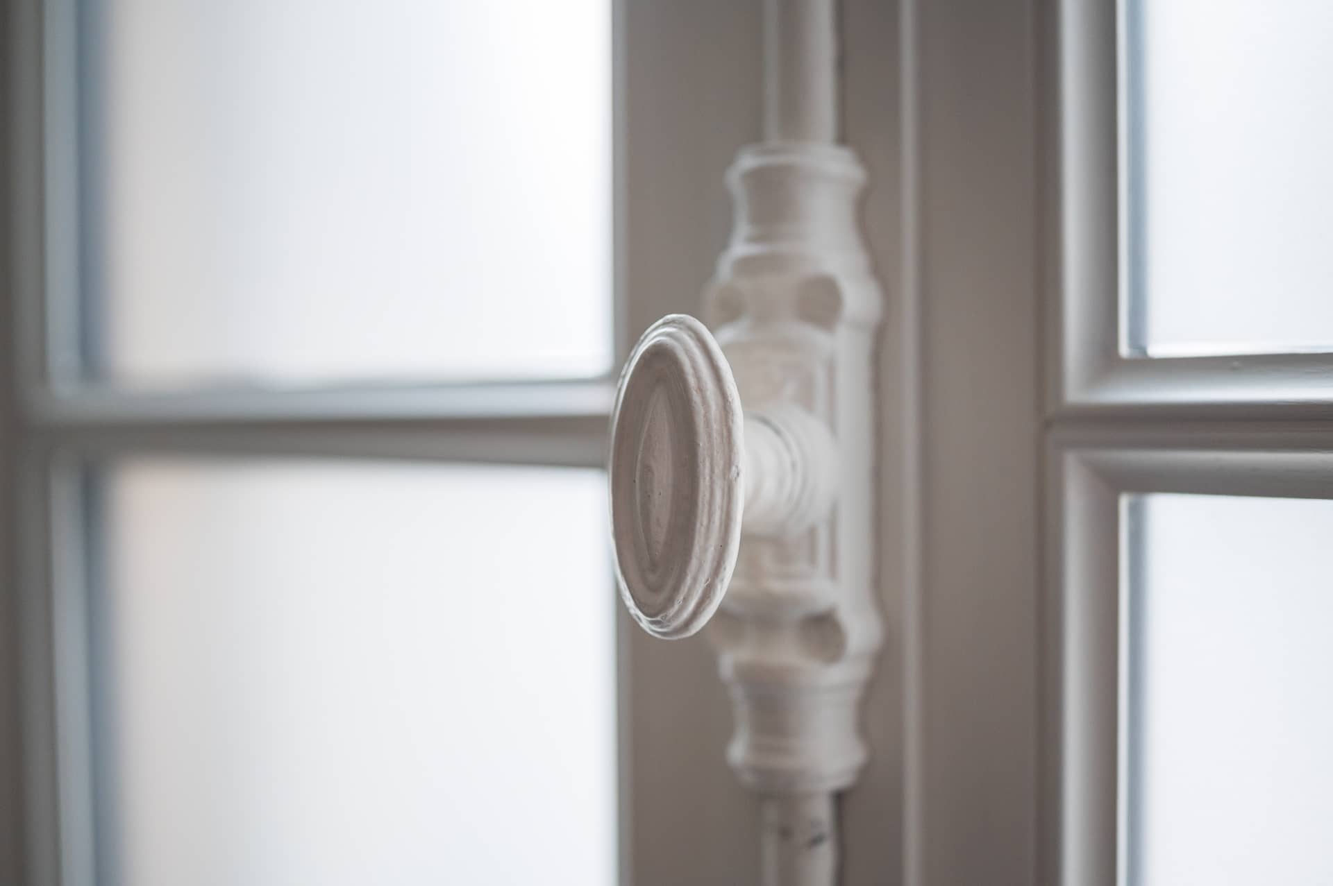detail-cremone-fenetre-renovation-locaux-notaire-hoche-rennes