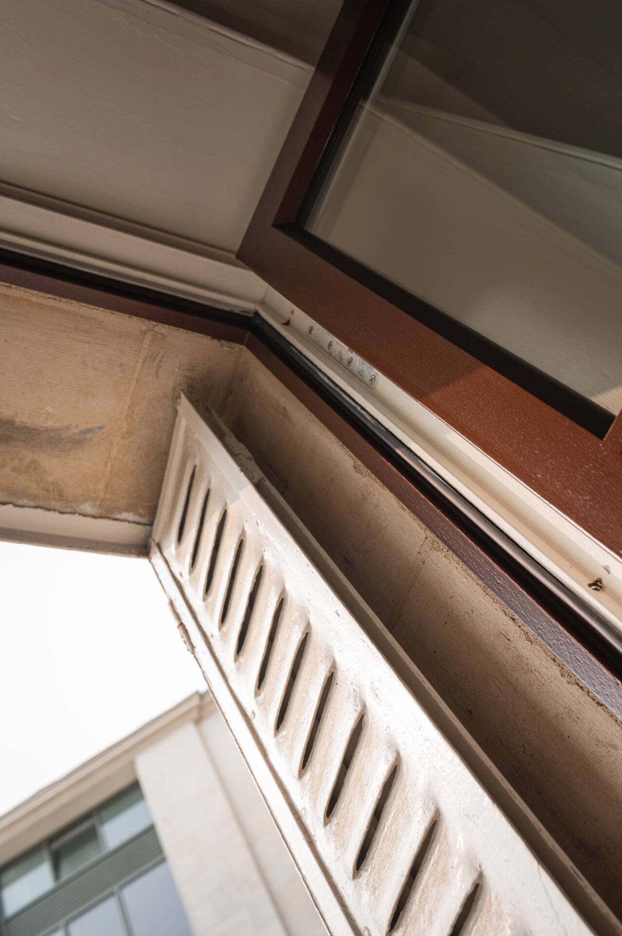 detail-pose-fenetre-renovation-locaux-notaire-hoche-rennes