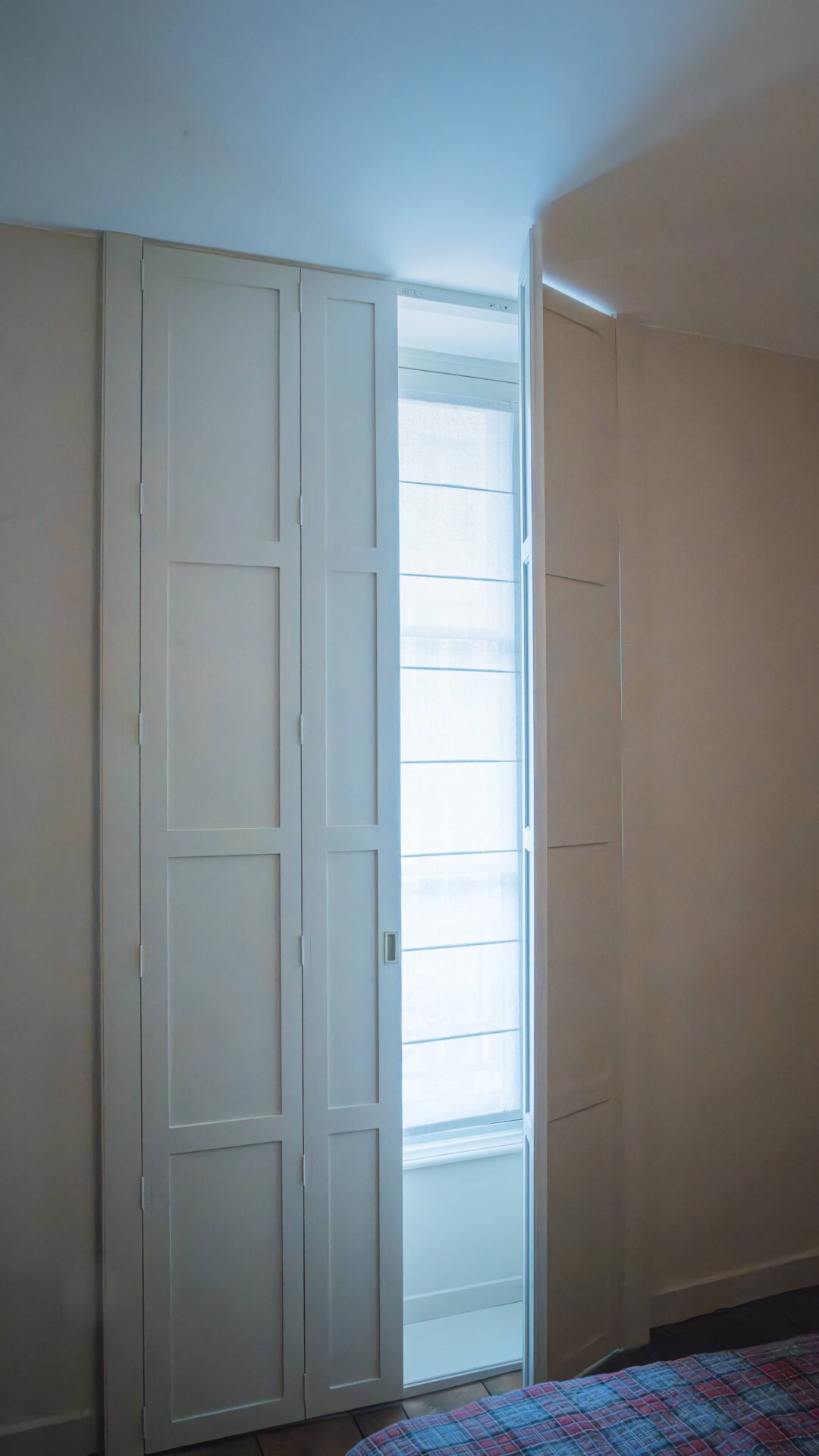 fenetre-avec-volet-interieur-fermés-atelier-drouin-gandon